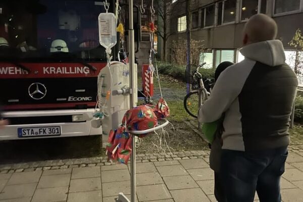Rudi bringt Weihnachtszauber in die Haunersche Kinderklinik München_Dez 2021 (16)
